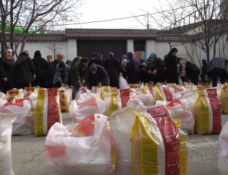 100 семей получили продуктовую помощь в первый день Рамадана