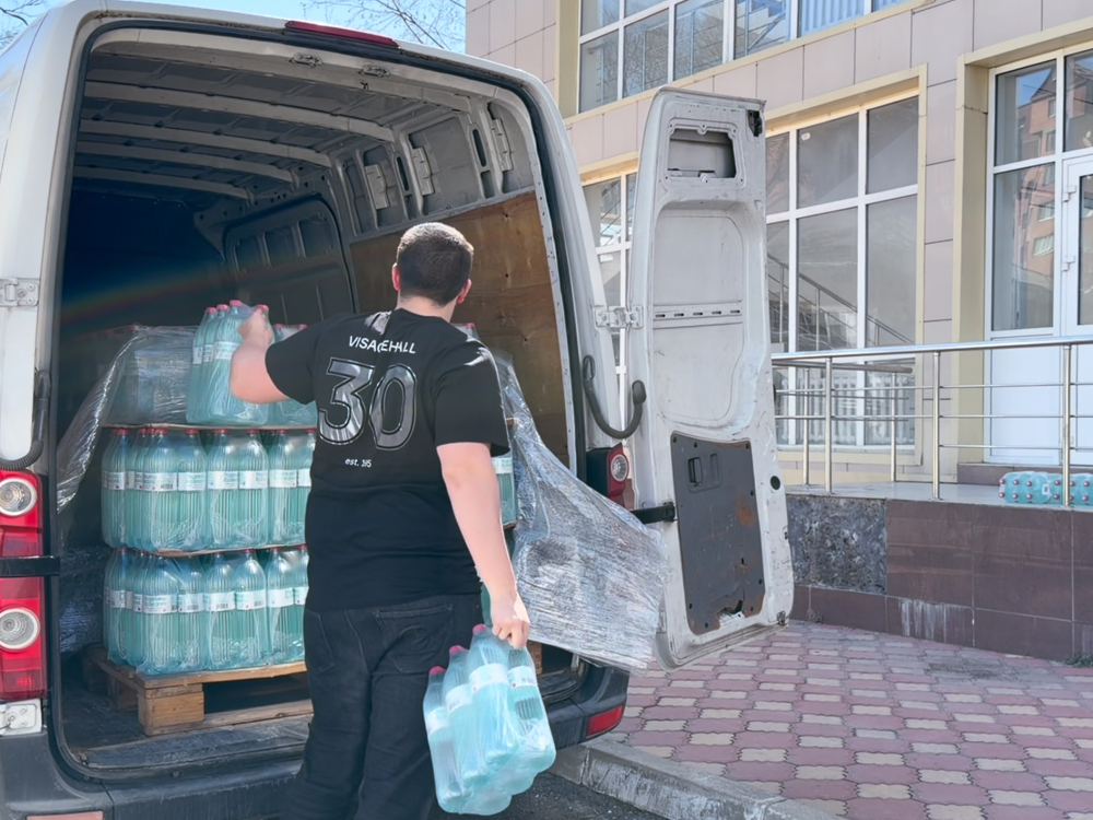 Газель воды для пострадавших от сети магазинов VISAGEHALL