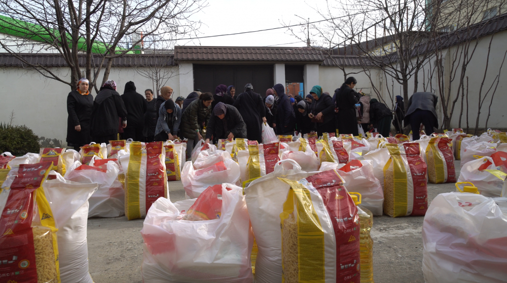 100 семей получили продуктовую помощь в первый день Рамадана