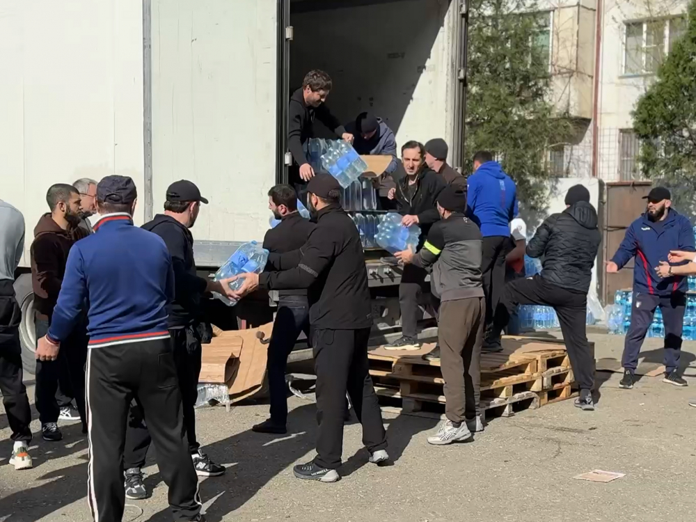 Фура питьевой воды для пострадавших от компании «Алмазгам»